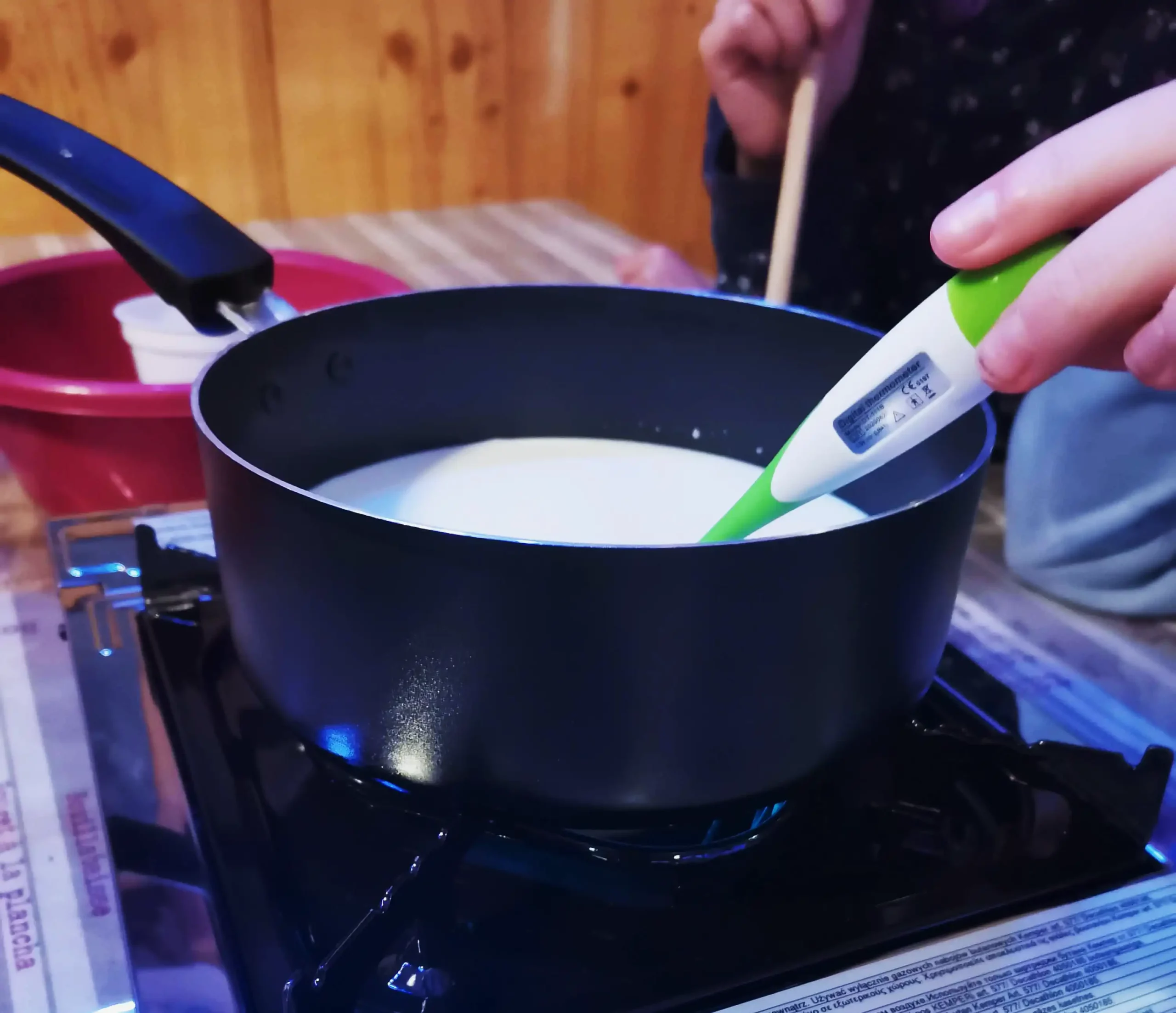 Casserole avec du lait qui chauffe pour la fabrication de la tomme blanche au musée de Fessy.