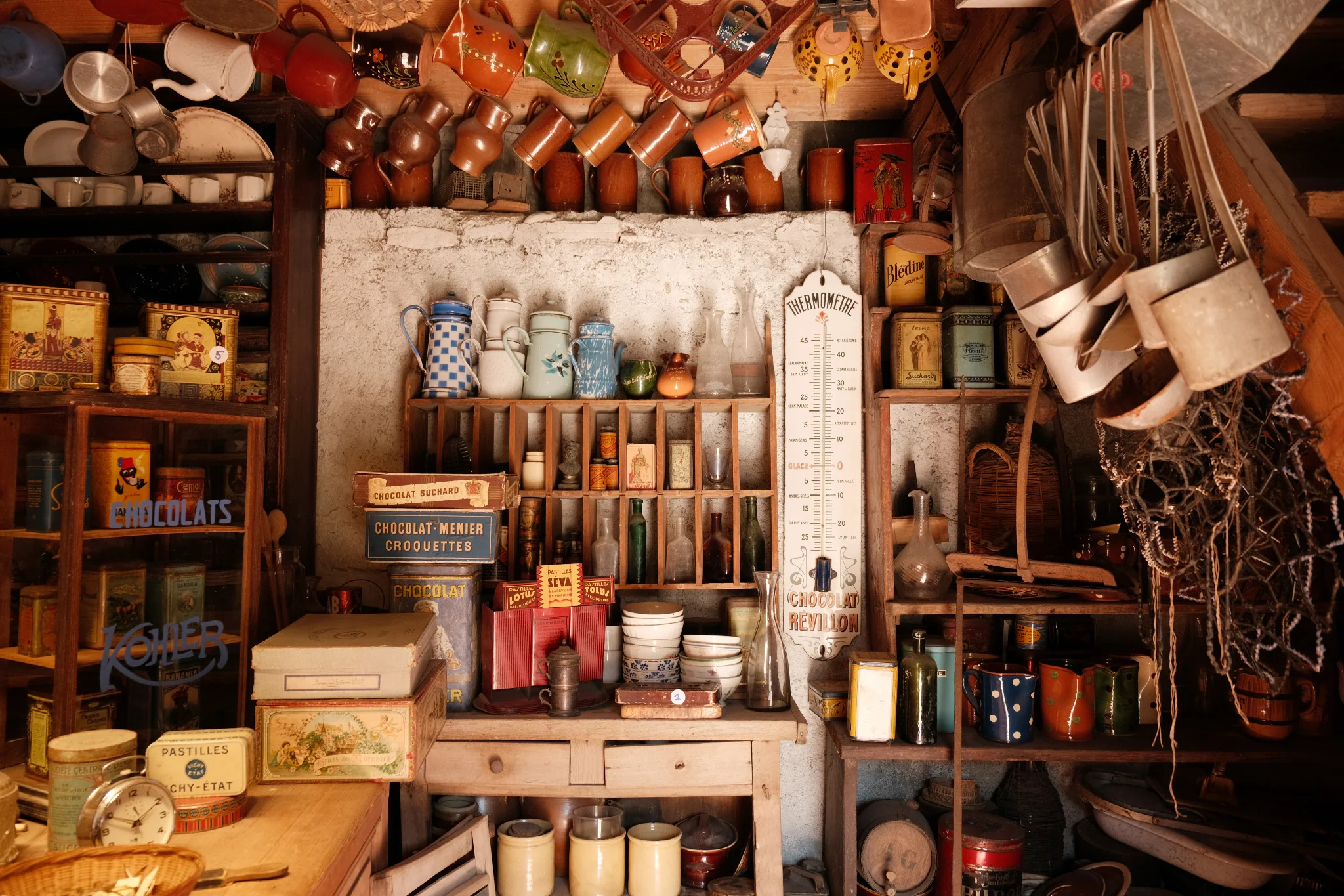 Ancienne épicerie reconstituée au musée de Fessy, avec vaisselle, boîtes, ustensiles et objets du quotidien.