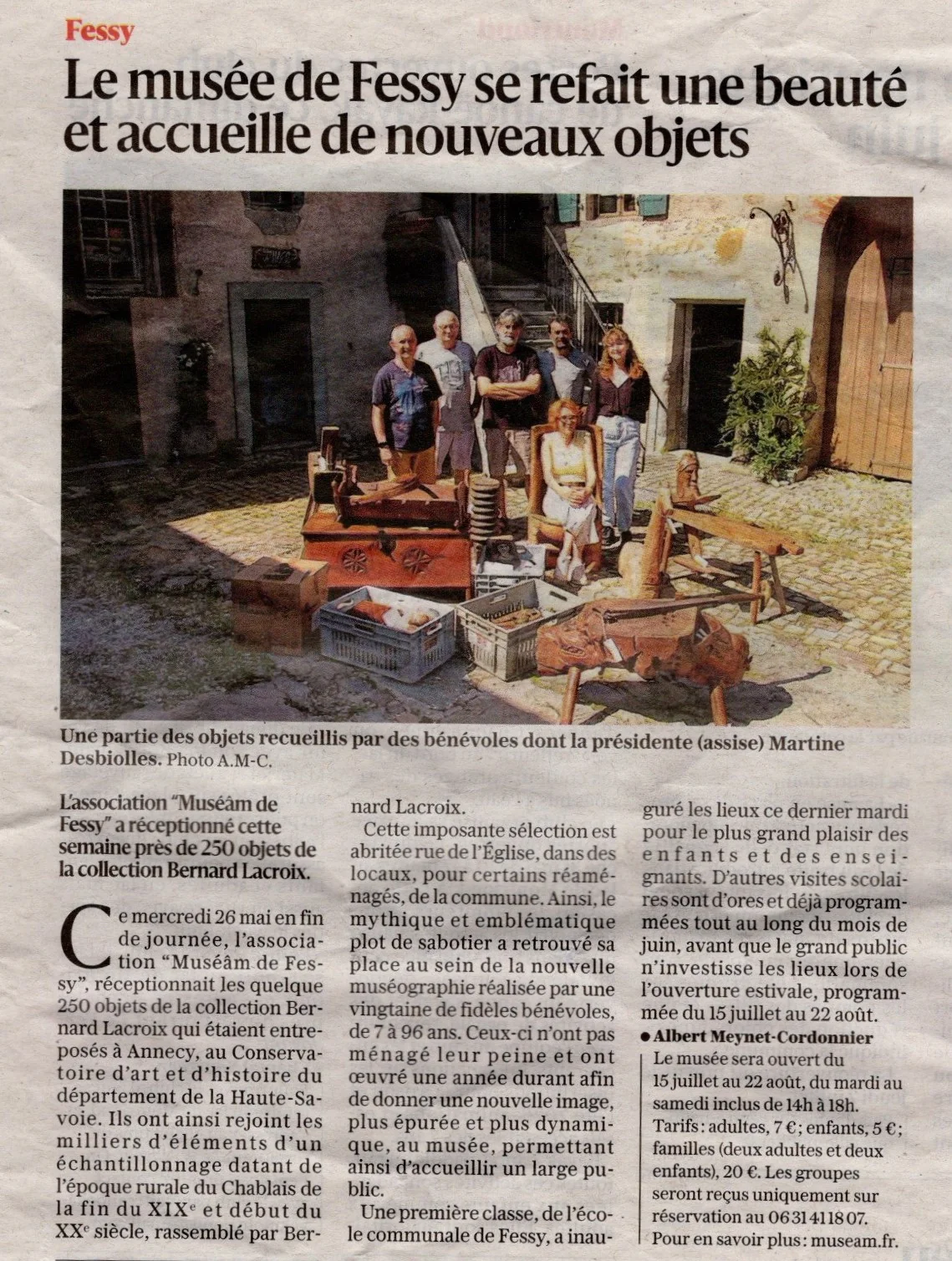 Article de presse « Le musée de Fessy se refait une beauté et accueille de nouveaux objets » : arrivée de près de 250 objets de la collection Bernard Lacroix, avec une photo des bénévoles et de la présidente Martine Desbiolles devant les objets, dans la cour du musée.