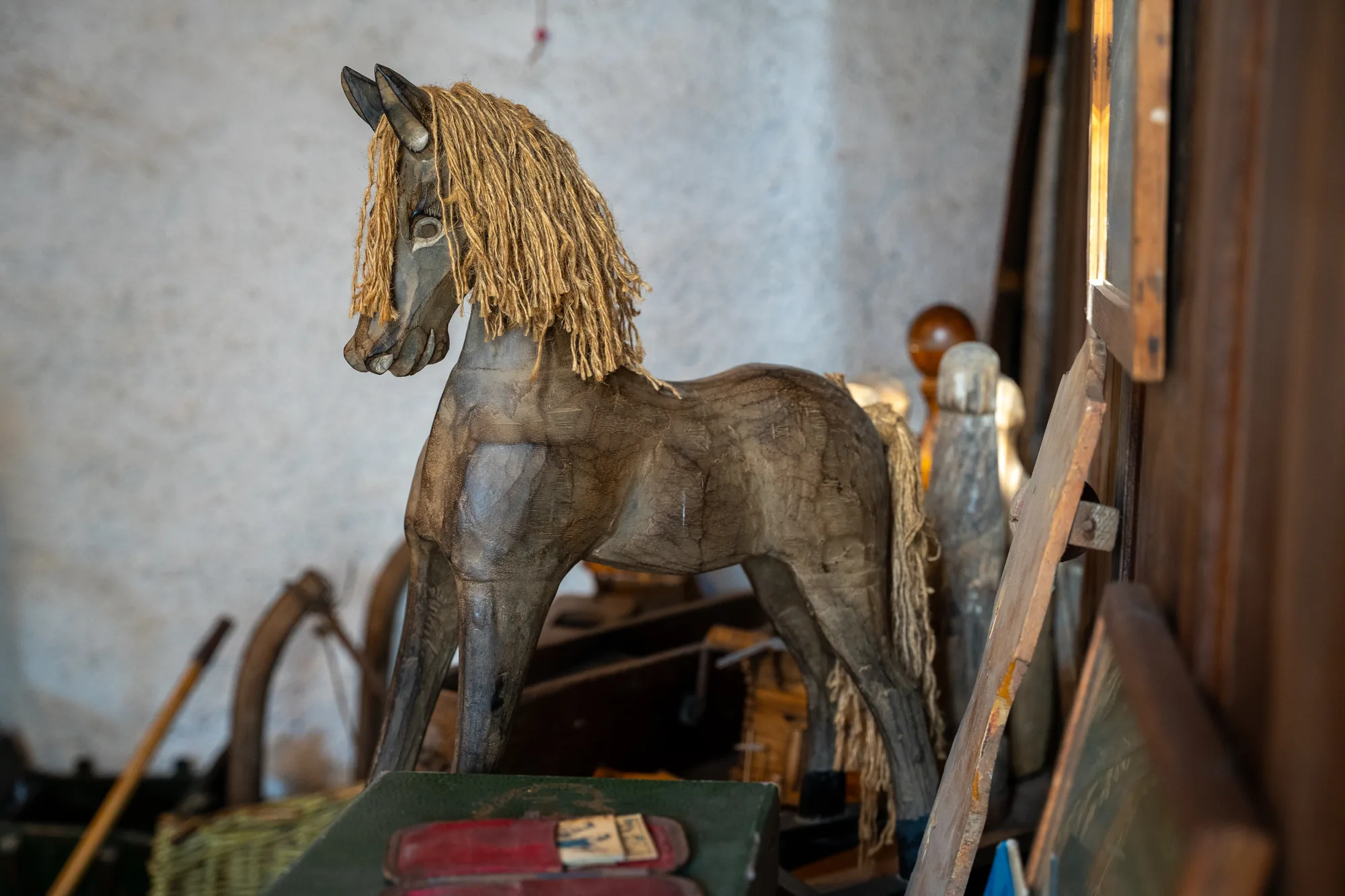 Cheval-jouet ancien présenté dans la collection du musée de Fessy dans l'espace enfance