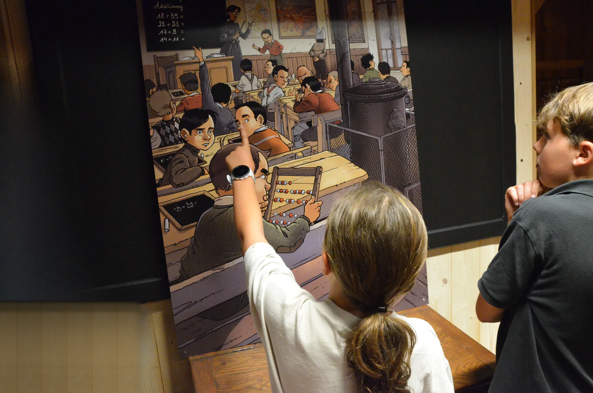 En visite au musée, les enfants découvrent l'école d'autrefois